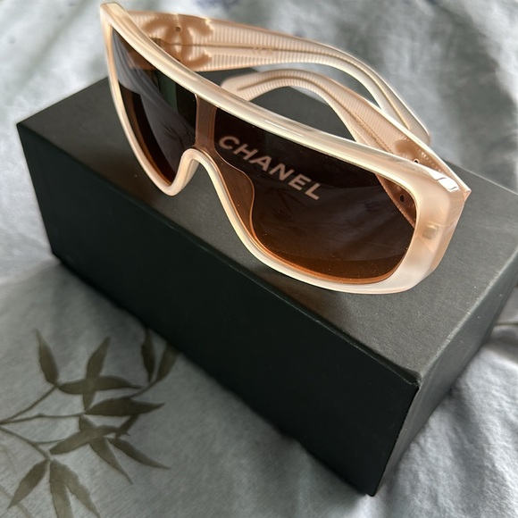Chanel shield sunglasses - Picture 8 of 8